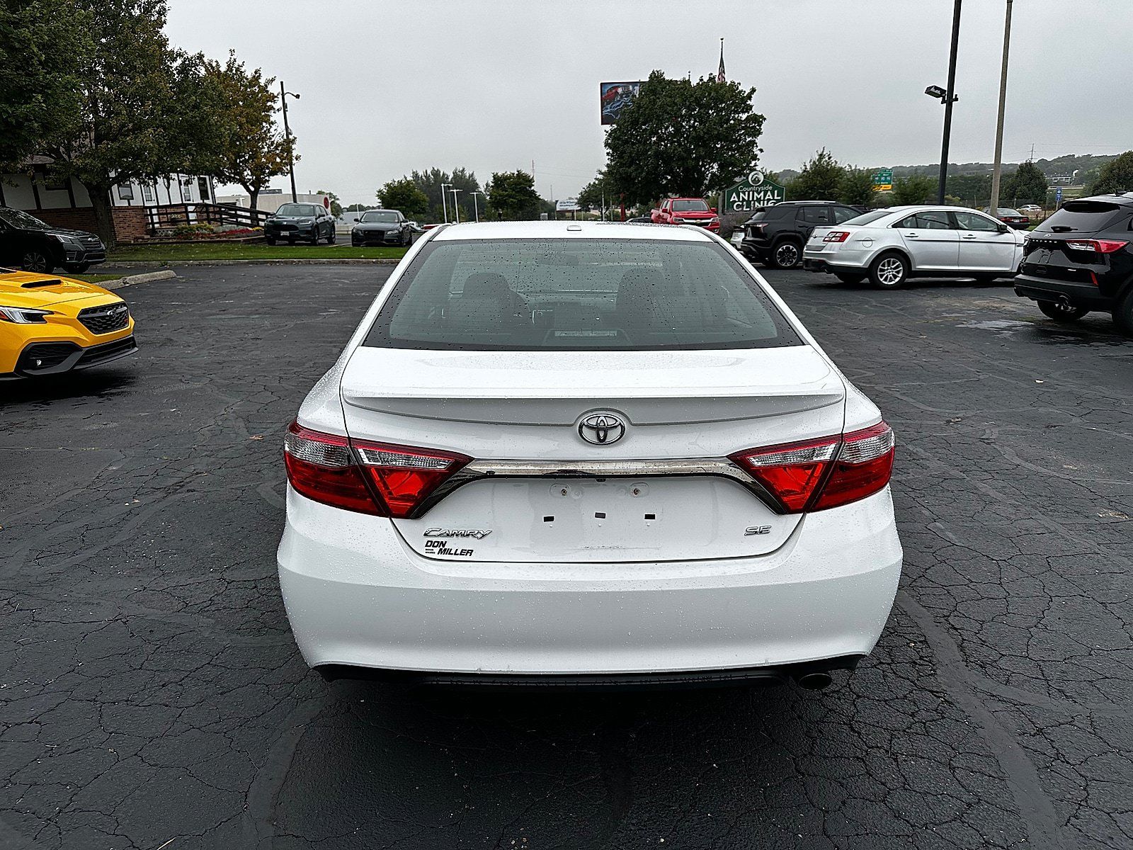 Used 2017 Toyota Camry SE w/ Moonroof Package FWD image 4