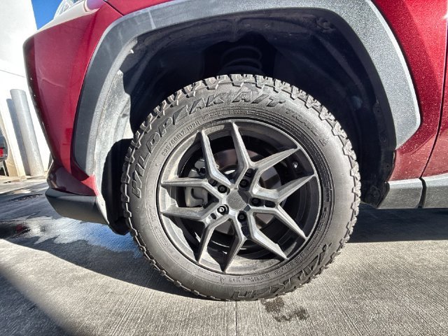 Used 2019 Toyota RAV4 XLE w/ Convenience Package FWD image 10