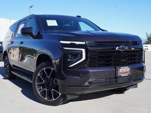Used 2025 Chevrolet Suburban RST image 2