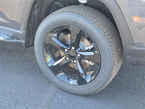 New 2025 Jeep Grand Cherokee Altitude image 18