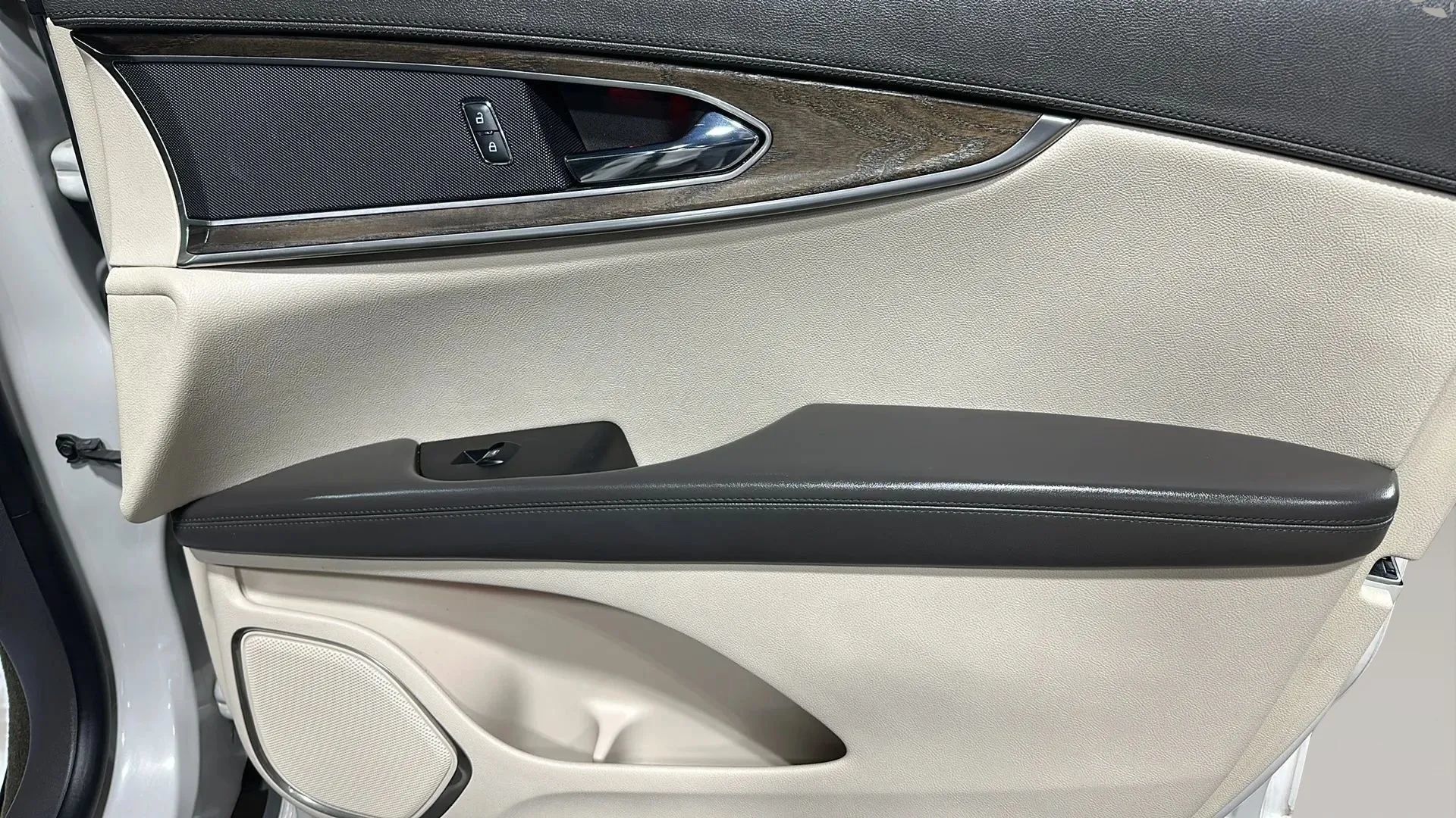 Used 2019 Lincoln Nautilus Select AWD/4WD image 19