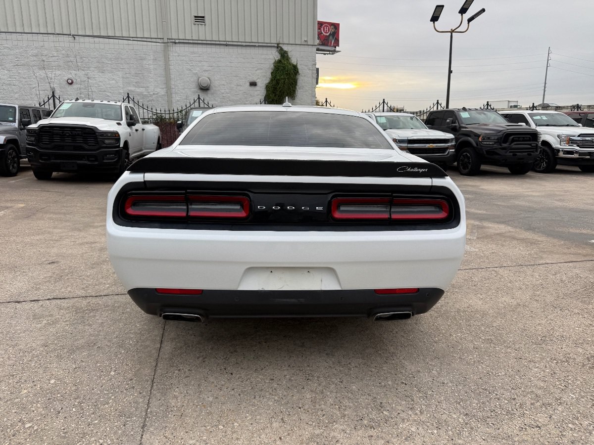 Used 2015 Dodge Challenger SXT w/ Driver Convenience Group RWD image 5