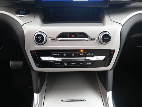 Used 2023 Ford Explorer XLT w/ Equipment Group 202A RWD image 13