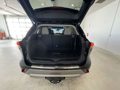 Used 2024 Toyota Highlander Platinum image 25