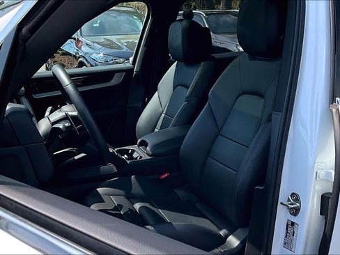 Used 2025 Porsche Cayenne AWD/4WD image 8