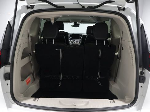 Used 2023 Chrysler Pacifica Touring-L FWD image 4
