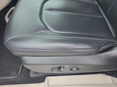 Used 2023 Chrysler Pacifica Touring-L FWD image 15