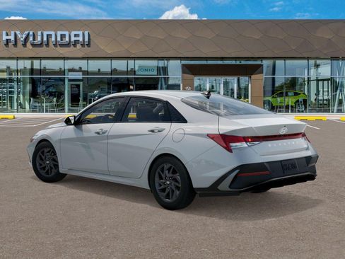 Used 2025 Hyundai Elantra Hybrid FWD image 5