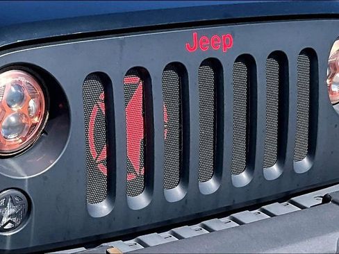 Used 2016 Jeep Wrangler Unlimited Sahara w/ Connectivity Group AWD/4WD image 30
