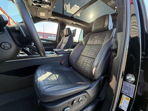 Used 2025 Cadillac Escalade V image 12