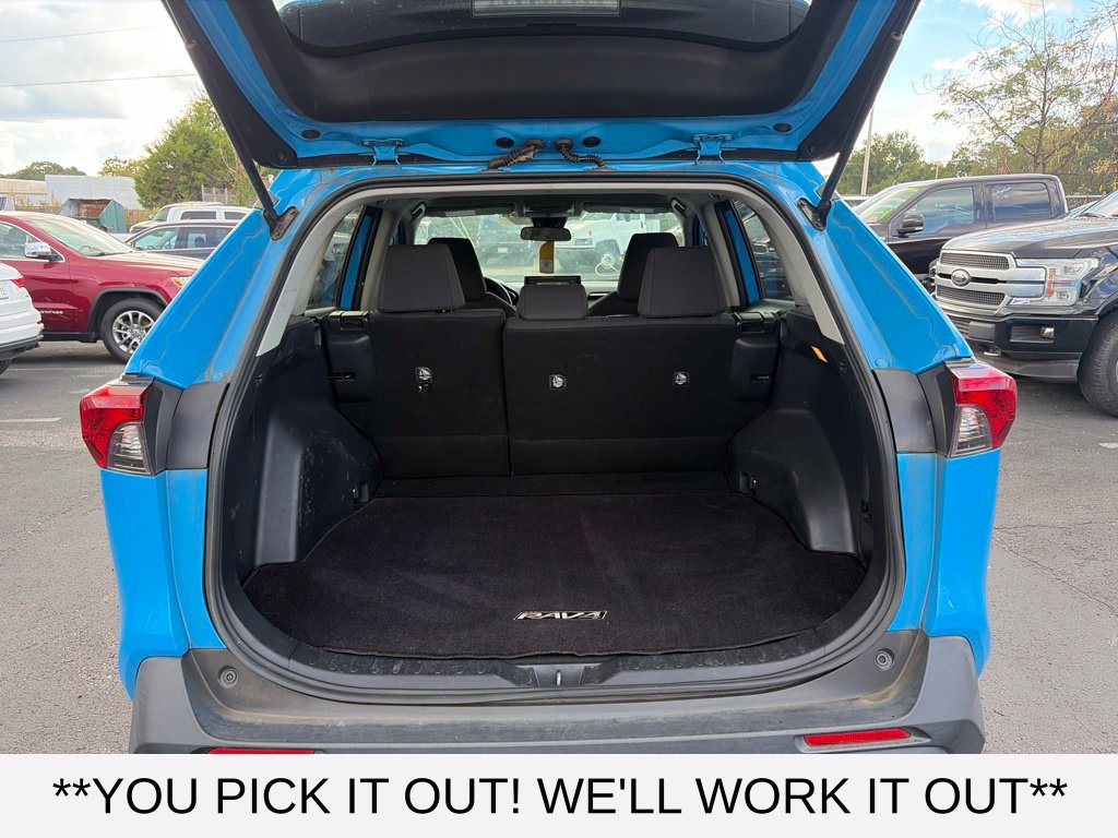 Used 2021 Toyota RAV4 LE w/ Carpet Mat Package (TMS) AWD/4WD image 8