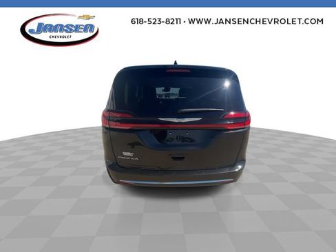 Used 2023 Chrysler Pacifica Touring-L FWD image 7