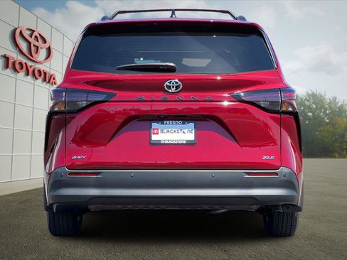 Certified 2026 Toyota Sienna XLE FWD image 4
