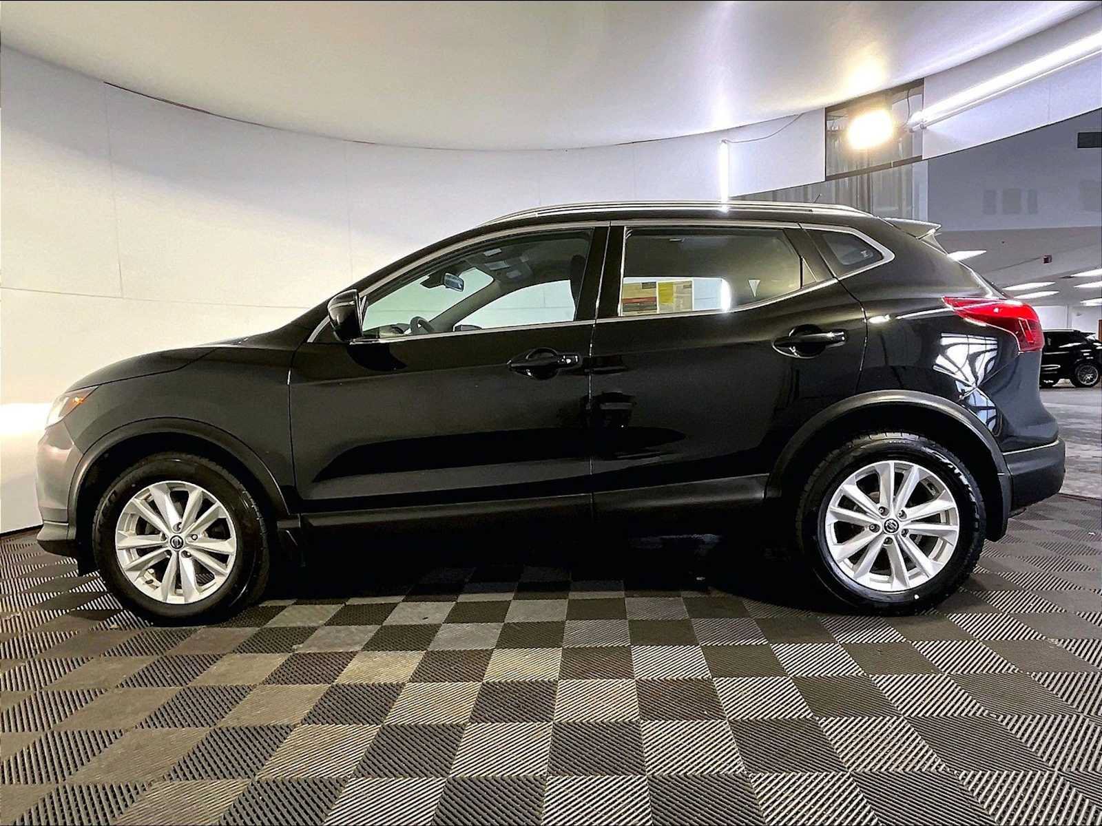 Used 2019 Nissan Rogue Sport SV AWD/4WD image 2