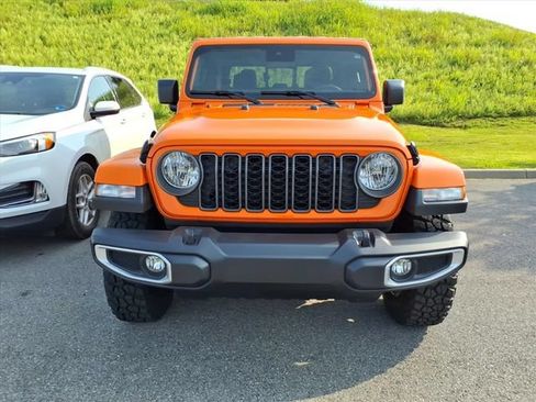 Used 2025 Jeep Gladiator Sport AWD/4WD image 11