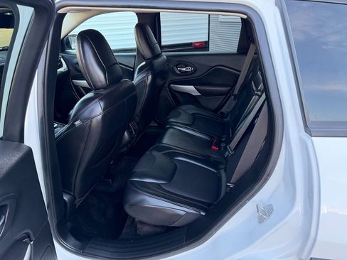 Used 2017 Jeep Cherokee Trailhawk image 5