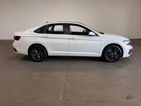 Used 2023 Volkswagen Jetta SE w/ Panoramic Sunroof Package image 2