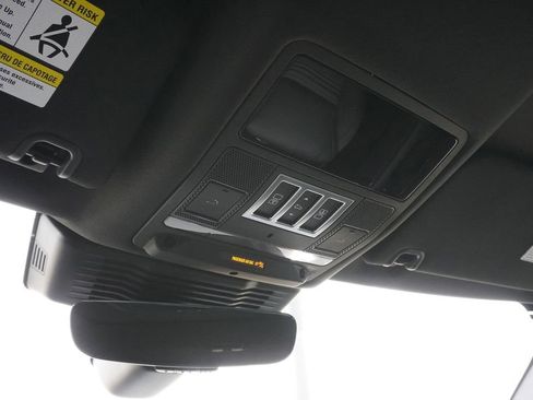 Used 2025 Land Rover Discovery S image 16