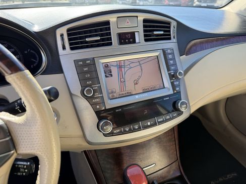 Used 2011 Toyota Avalon Limited image 19