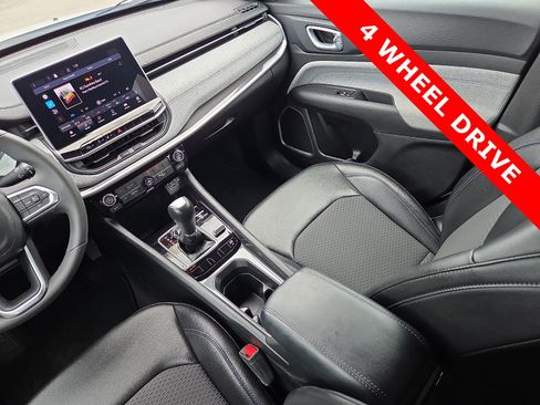 Used 2023 Jeep Compass Latitude AWD/4WD image 12