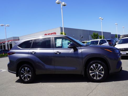 Used 2024 Toyota Highlander XLE AWD/4WD image 4