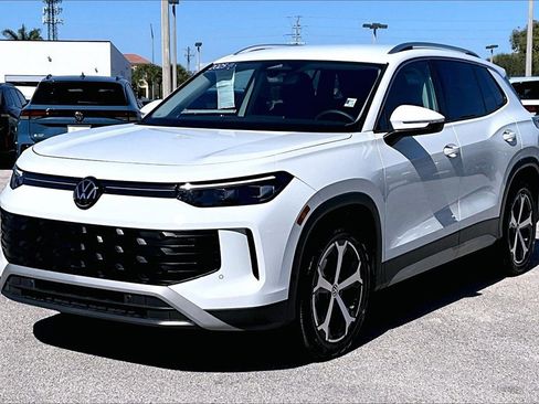 Certified 2025 Volkswagen Tiguan SE image 9