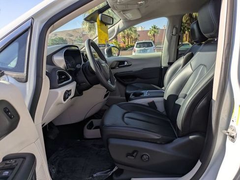 Used 2023 Chrysler Pacifica Touring-L FWD image 16