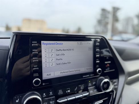 Used 2020 Toyota Highlander XLE image 25