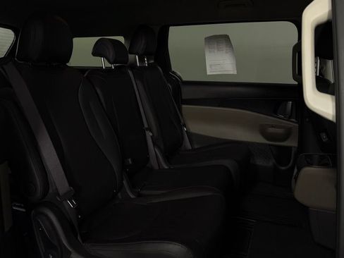 Used 2025 Kia Carnival FWD image 28