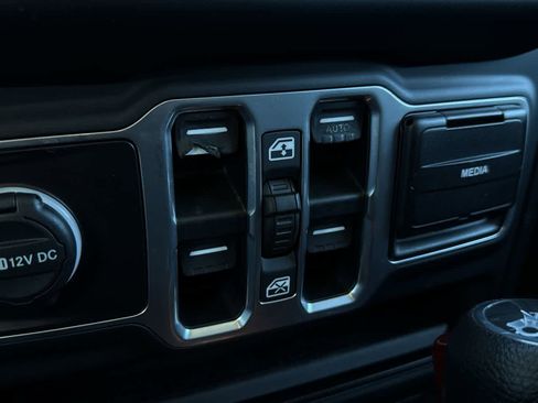 Used 2018 Jeep Wrangler Unlimited Sahara image 22