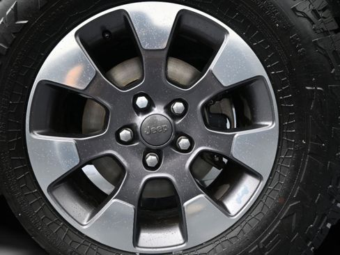 Used 2018 Jeep Wrangler Unlimited Sahara AWD/4WD image 10