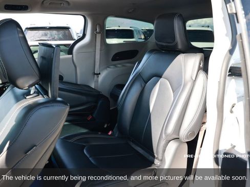 Used 2023 Chrysler Pacifica Touring-L w/ Uconnect Theater Family Group image 12