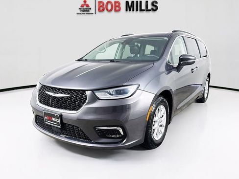 Used 2022 Chrysler Pacifica Touring-L FWD image 3