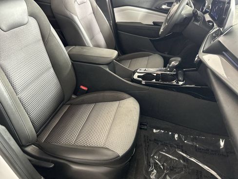 Used 2025 Chevrolet Trax LT FWD image 26