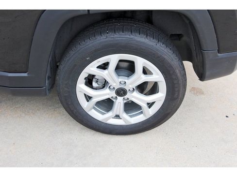 Used 2025 Jeep Compass Latitude AWD/4WD image 14