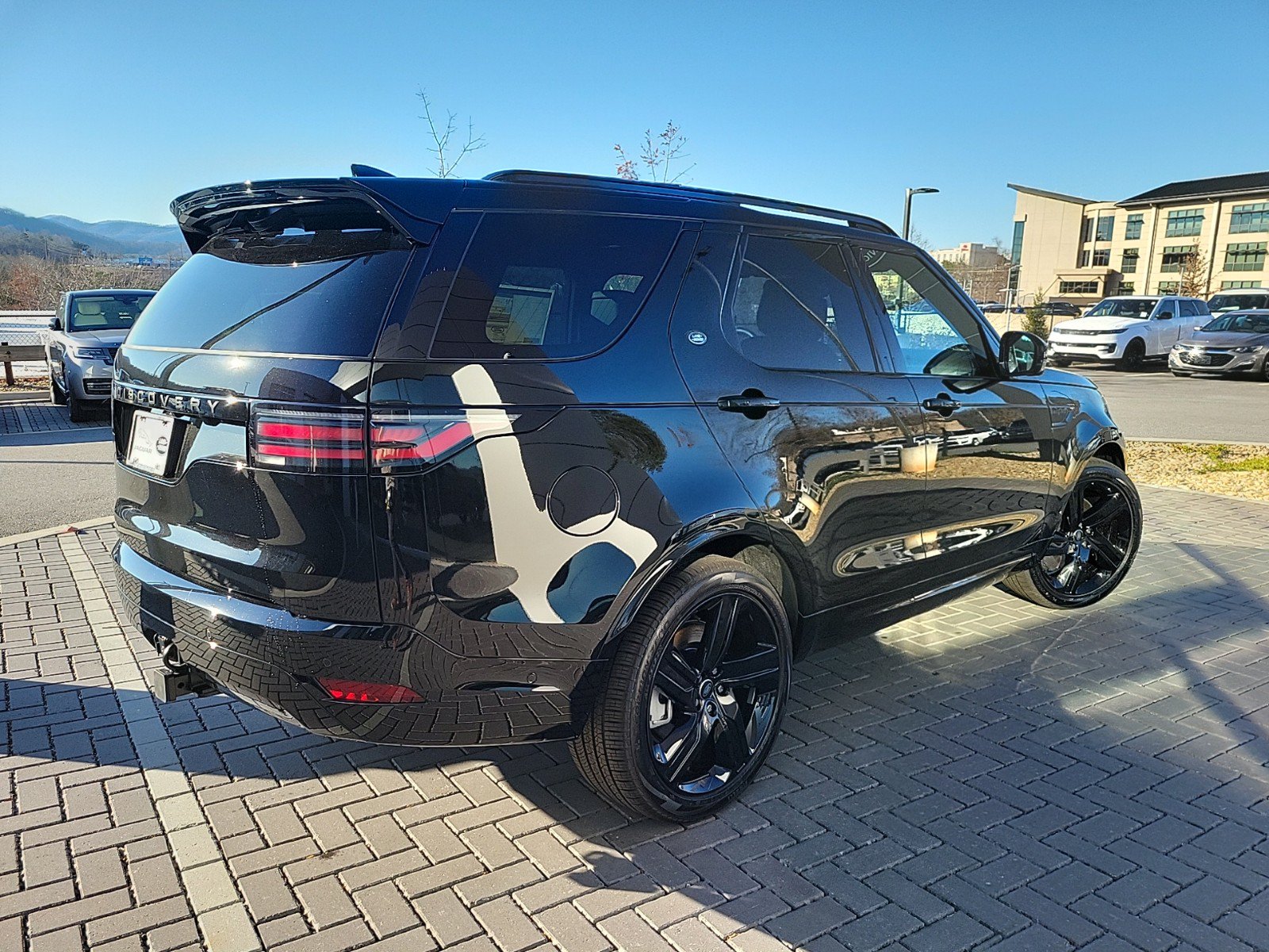 Used 2025 Land Rover Discovery Dynamic SE AWD/4WD image 5