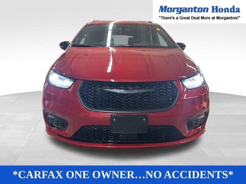 Used 2025 Chrysler Pacifica Limited image 2