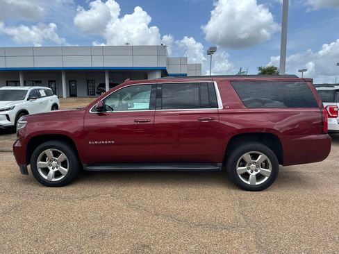 Used 2020 Chevrolet Suburban LT w/ Luxury Package RWD image 12