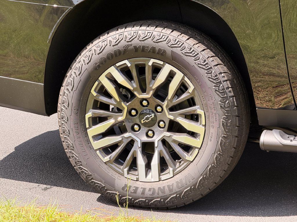 New 2026 Chevrolet Suburban Z71 w/ Z71 Off-Road Package AWD/4WD image 9