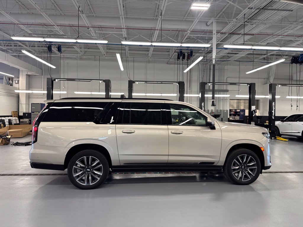 Used 2023 Cadillac Escalade ESV Sport Platinum AWD/4WD image 4