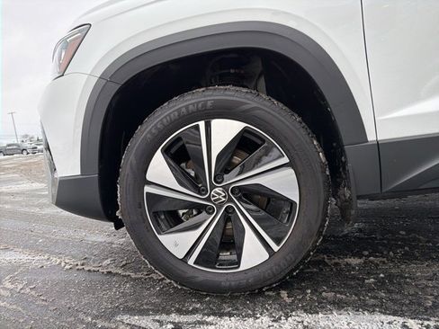 Used 2025 Volkswagen Taos SE image 11