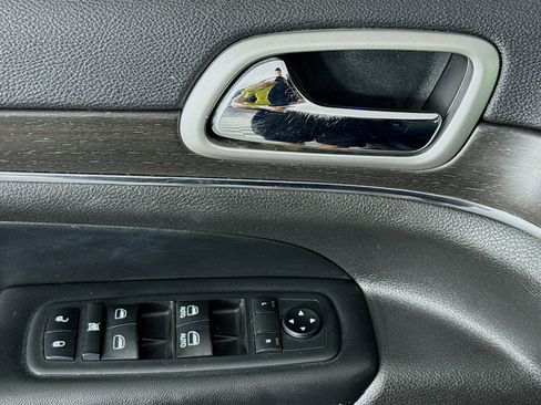 Used 2018 Jeep Grand Cherokee Limited image 23