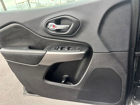 Used 2019 Jeep Cherokee Latitude Plus image 24