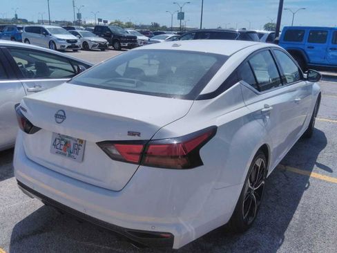 Used 2024 Nissan Altima 2.5 SR FWD image 2