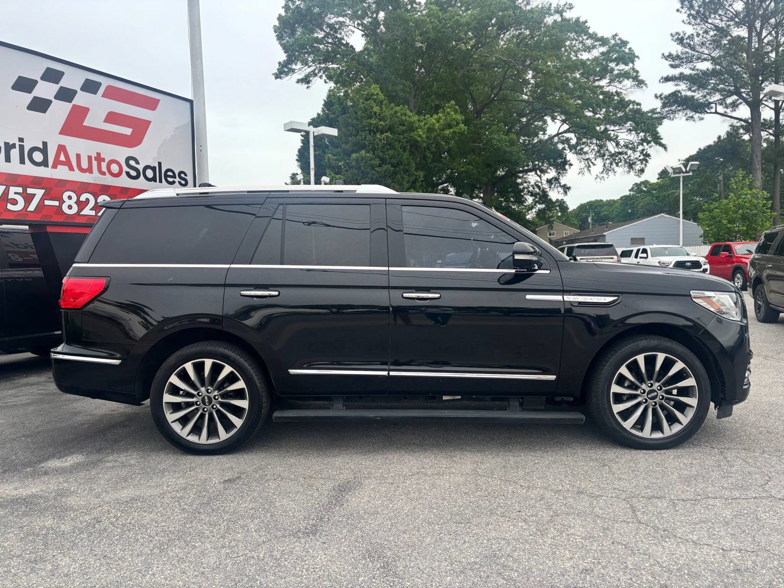 Used 2018 Lincoln Navigator Select w/ Technology Package AWD/4WD image 2