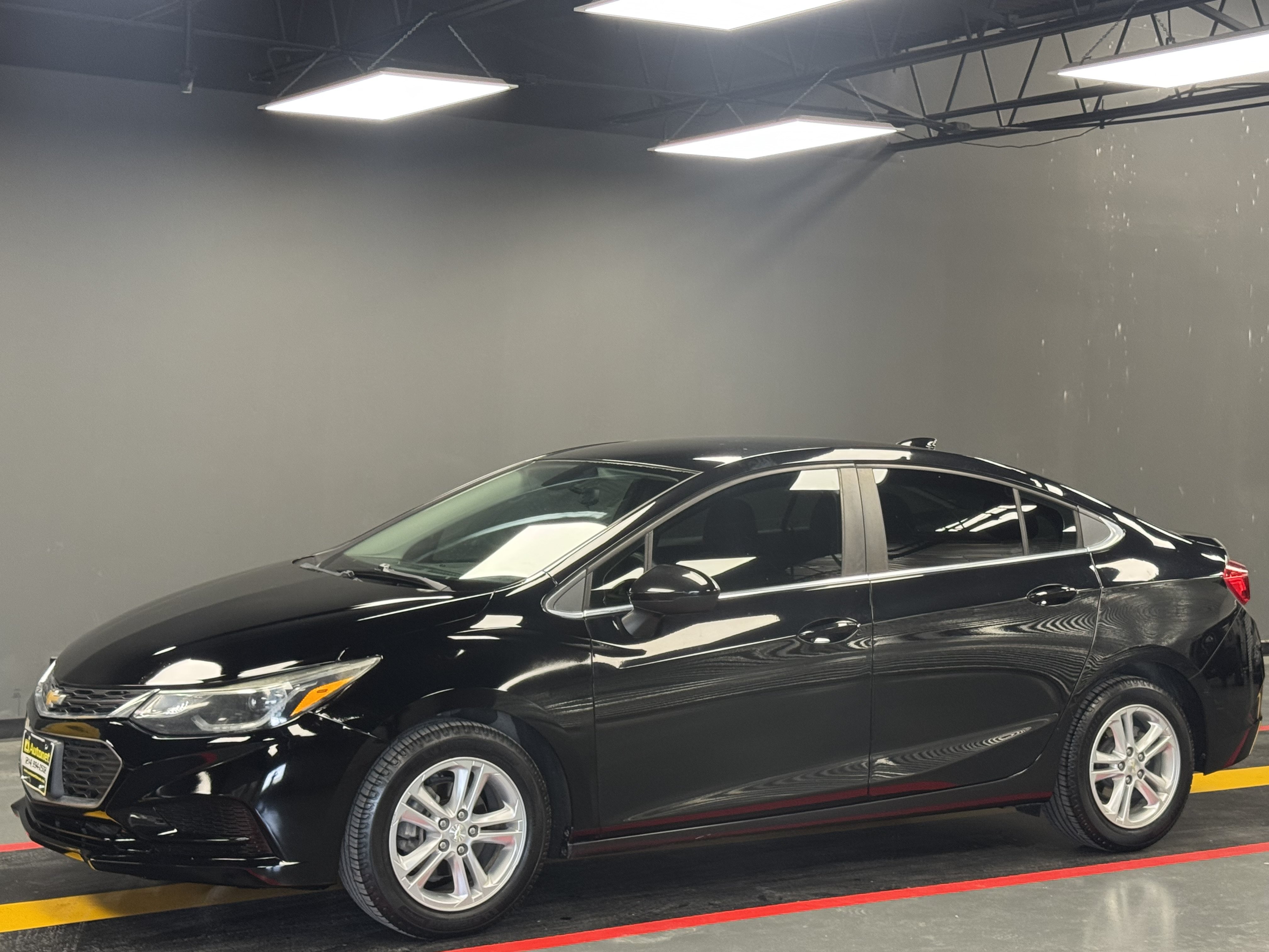 Used 2017 Chevrolet Cruze LT FWD image 1