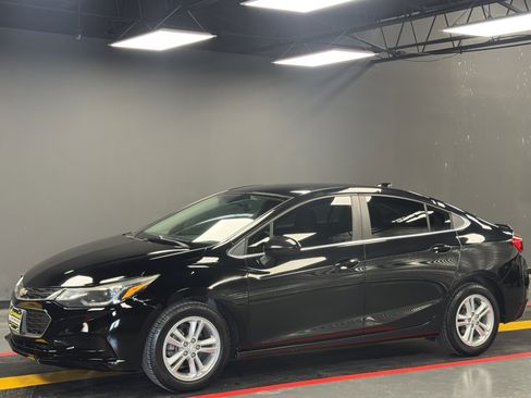 Used 2017 Chevrolet Cruze LT FWD image 1
