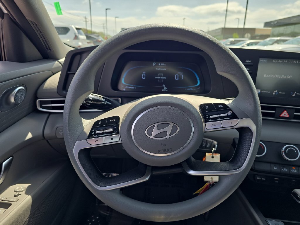 Used 2025 Hyundai Elantra SE FWD image 16