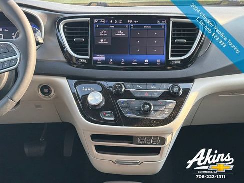 Used 2024 Chrysler Pacifica Touring-L FWD image 22