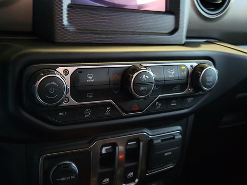 Certified 2022 Jeep Wrangler Sport AWD/4WD image 25